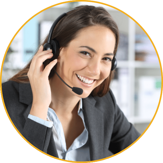Telefonmarketing Agentin mit Headset lächelnd im Büro, schwarzer Anzug, rundförmig mit gelbem Rahmen