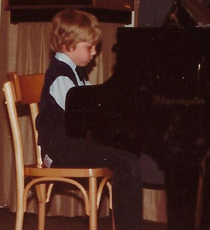 C: Fortgeschrittenenkurs – Klavierspielen lernen per Video 9 Roman Sillipp 1983 Hochschule für Musik Wien Kind am Flügel