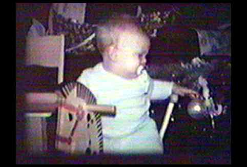 C: Fortgeschrittenenkurs – Klavierspielen lernen per Video 5 Roman Sillipp als Baby mit Spielzeug, historisches Babyfoto