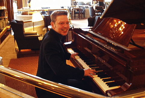 C: Fortgeschrittenenkurs – Klavierspielen lernen per Video 6 Roman Sillipp 1995 Hotel Intercontinental am Klavier spielend