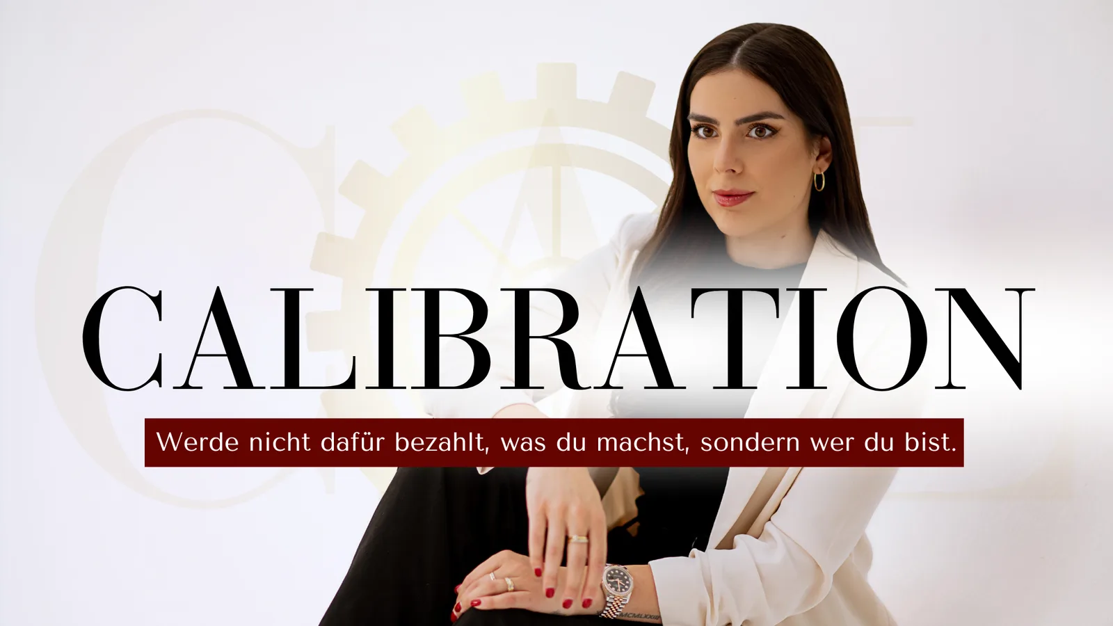 Frau in Business-Outfit mit Text Calibration und deutschem Motivationszitat