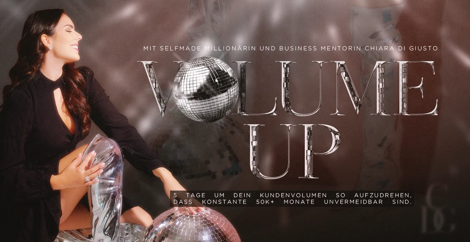 Frau neben Diskokugel mit Text Volume Up und Kundenwachstums-Information