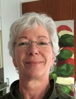 Porträt ältere Frau mit weißem Haar und Brille