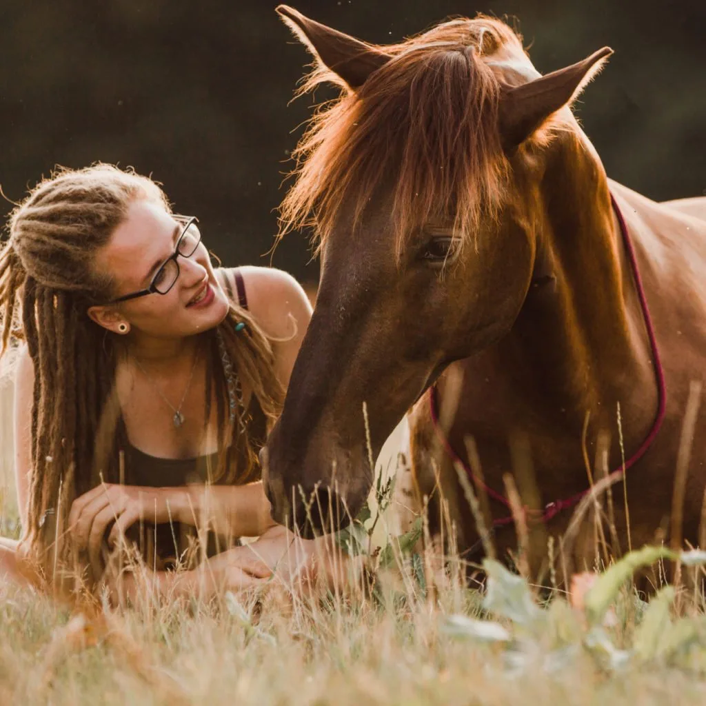 Johanna Taylor mit braunem Pferd, Trainerin für akademische Reitkunst in Freiarbeit