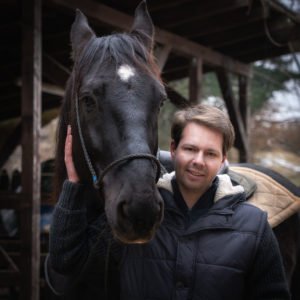 Volker Waschk mit schwarzem Pferd, Trainer für Verladetraining nach Rai-Methode