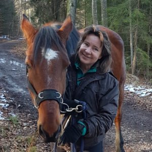 Sylvia Albert mit braunem Pferd, Trainerin für Ausreit-Dream-Team