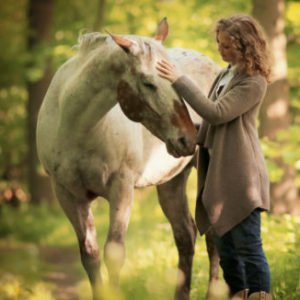 Akki Schubert mit Pferd, Trainerin für Aufhalftern und Futterlob