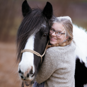 Jutta Waldvogel mit schwarzem Pferd mit Blesse, Porträt