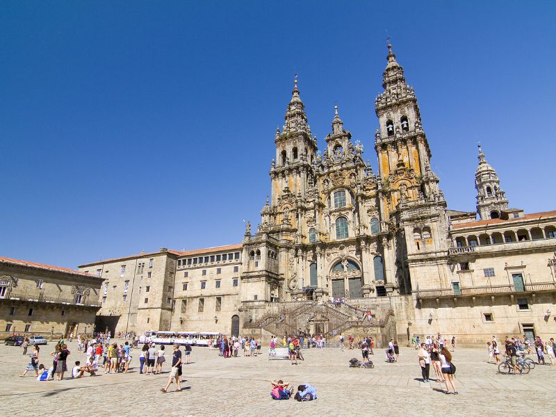 Kathedrale Santiago de Compostela mit goldenen Türmen auf Platz