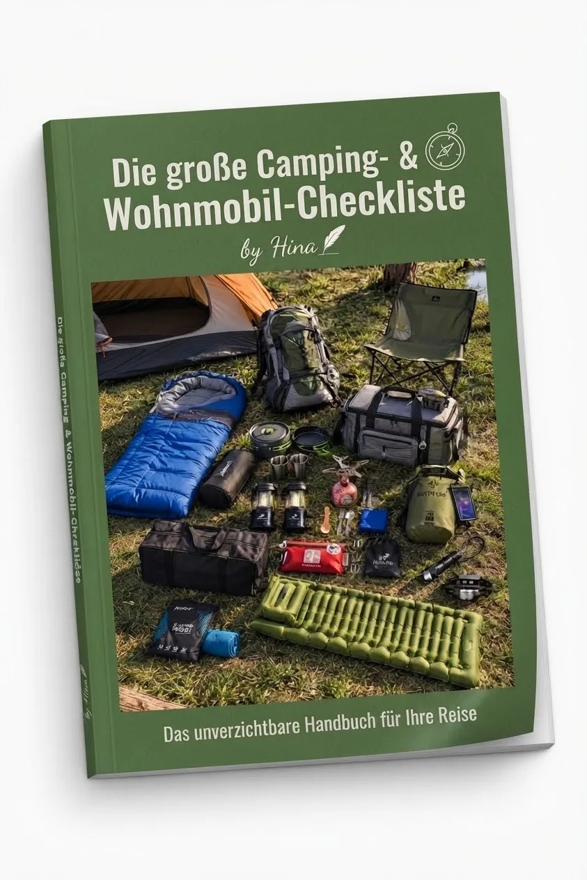 Cover der großen Camping- & Wohnmobil-Checkliste by Hina mit Campingausrüstung auf Gras