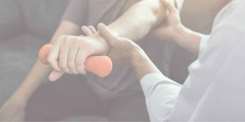 CFT – Functional-Training-Kurs 4 Nahaufnahme: Physiotherapeut behandelt Arm eines Patienten mit leichtem Griff