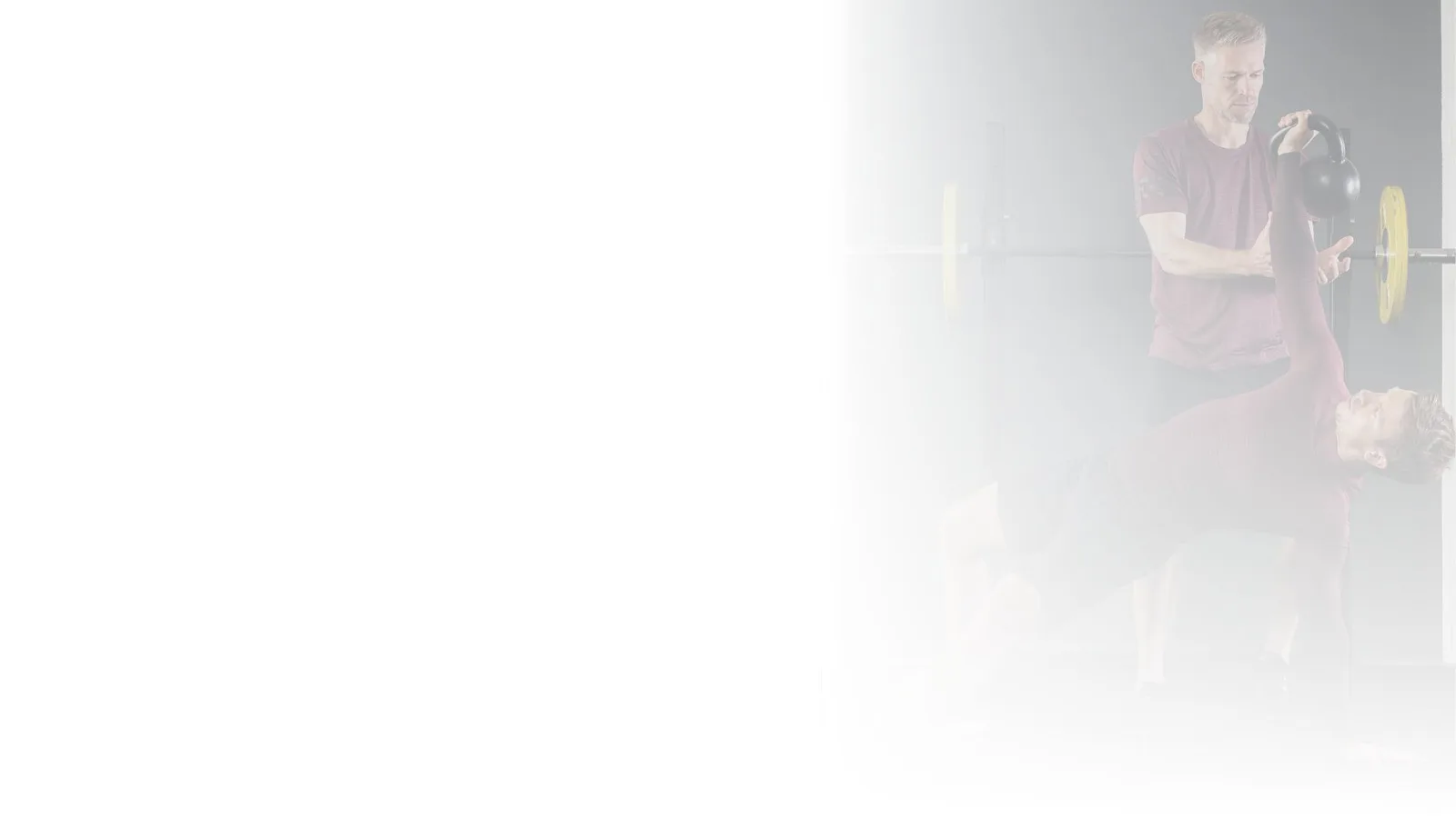 CFT – Functional-Training-Kurs 7 Mann mit Hantel beim Krafttraining mit Gewicht im Studio