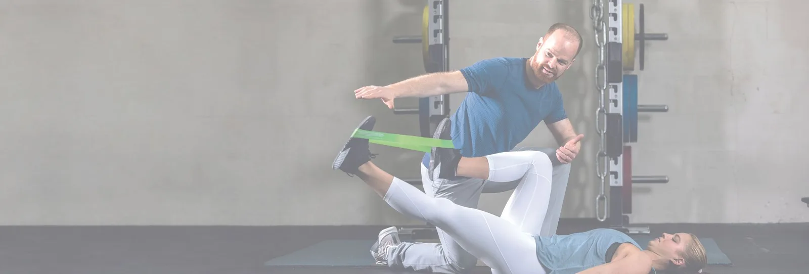 CFT – Functional-Training-Kurs 8 Trainer arbeitet mit Frau am Boden mit grünem Trainingsband