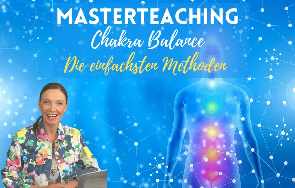 Hero-Banner Masterteaching Chakra Balance mit Frau vor blauem Hintergrund und leuchtenden Chakren