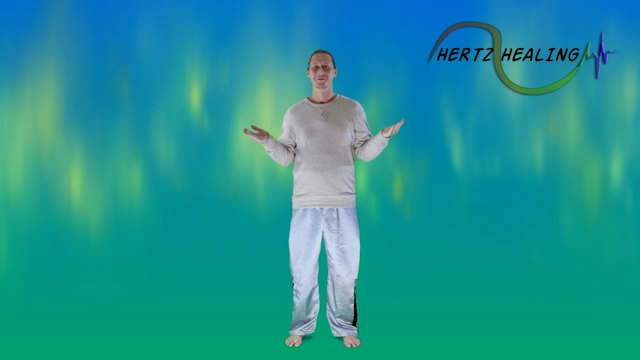 Mann in hellgrauer Kleidung mit ausgestreckten Armen, blaugrüner Hintergrund mit Verlauf, Hertz Healing Logo oben rechts