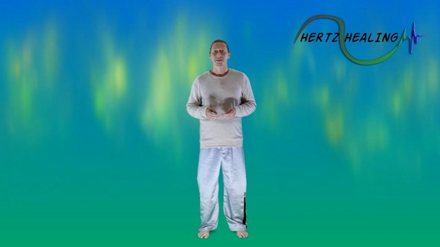 Mann in hellgrauer Kleidung mit erhobenen Händen auf Brusthöhe, blaugrüner Hintergrund, Hertz Healing Logo