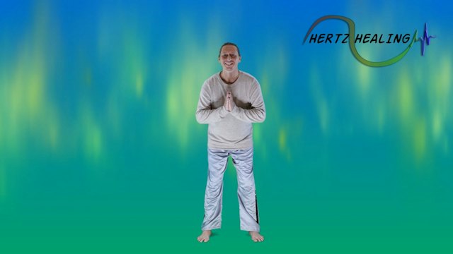 Mann in hellgrauer Kleidung barfuß vor blaugrünem Hintergrund mit verschränkten Armen vor der Brust, Hertz Healing Logo oben