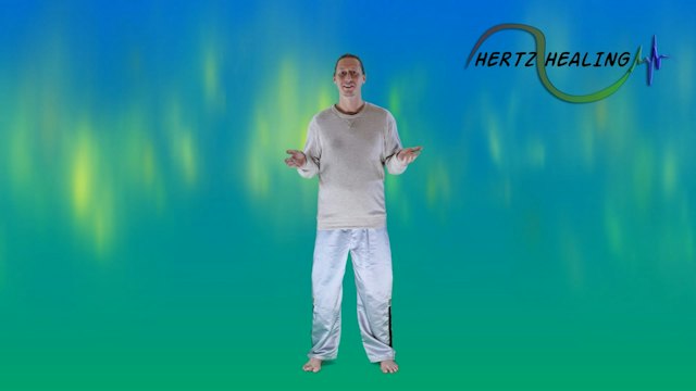 Mann in hellgrauer Kleidung mit ausgestreckten Armen nach links und rechts, blaugrüner Hintergrund, Hertz Healing Logo