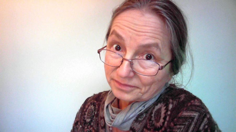 Porträt von Mahashakti Uta Engeln mit Brille, nachdenklicher Miene, braune Jacke