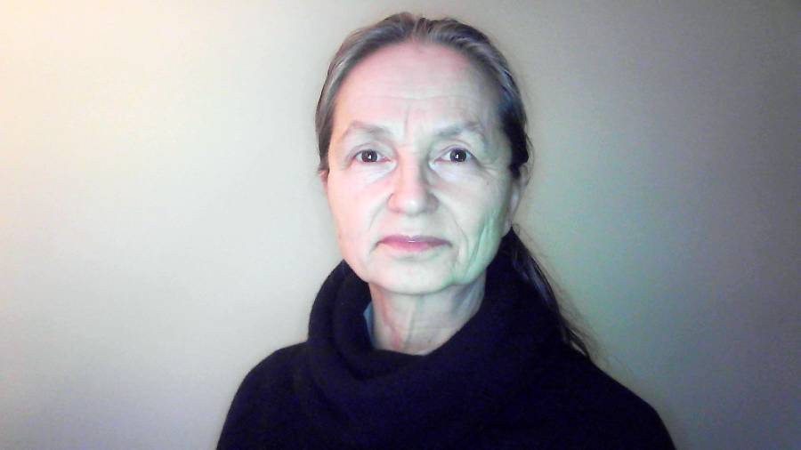 Porträt von Mahashakti Uta Engeln mit dunklem Haar, ernster Blick, schwarzer Pullover