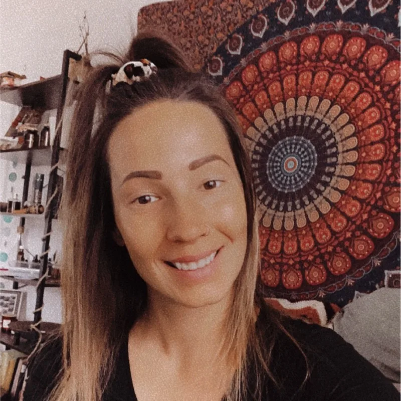 ChatGPT Anfängerkurs – Von 0 auf KI – Der perfekte Einstieg 9 Kundenstimme Frau mit langen braunen Haaren lächelt vor decorativem Mandala-Tapeten-Hintergrund