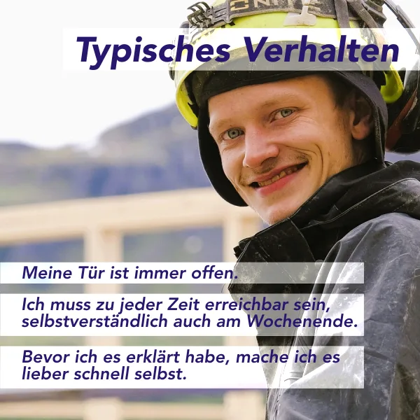 Junger Arbeiter im gelben Helm mit Text 'Typisches Verhalten – Meine Tür ist immer offen. Ich muss zu jeder Zeit erreichbar s