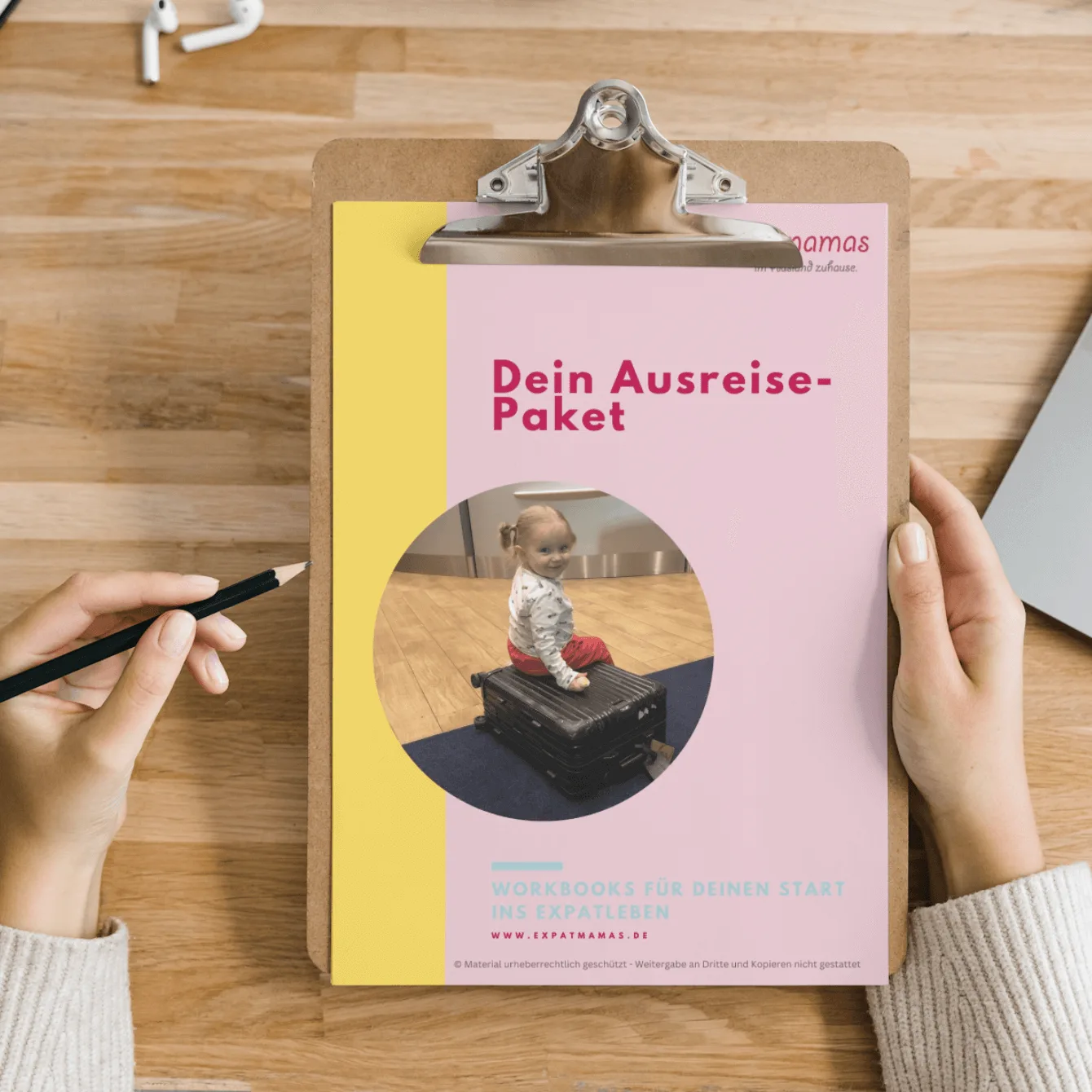 Ausreise-Paket Mockup auf Clipboard mit Baby auf Koffer, rosa und gelbes Design