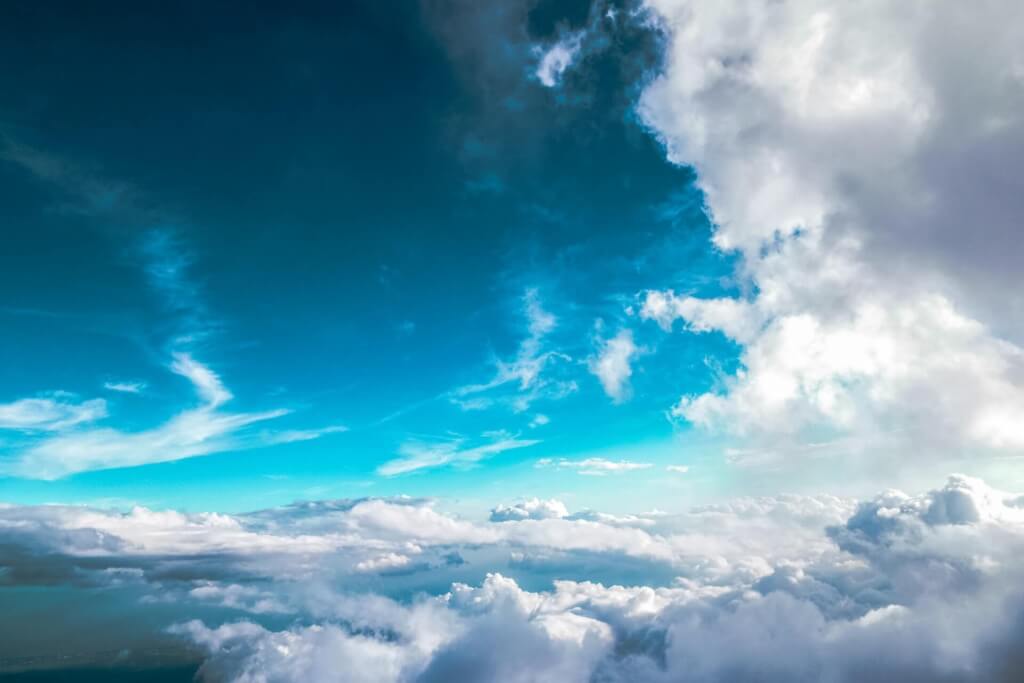 Himmelaufnahme mit Wolken und blauem Firmament von oben – Preisliste Illustration