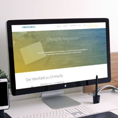 Desktop-Monitor zeigt Chimpify Migration Seite mit Farbverlauf-Hintergrund