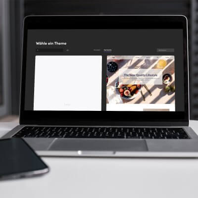 Laptop zeigt Chimpify-Website mit Theme-Auswahl und Vorlagen-Galerie
