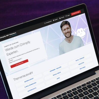 Laptop-Mockup zeigt Chimpify 360° Videokurs Seite mit Portrait eines Mannes