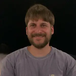 Chronisch gesund mit Vitalstoffpower – Videokurs über Vitalstoffe 15 Porträt Benny, lächelnder Mann mit braunen Haaren, Nahaufnahme