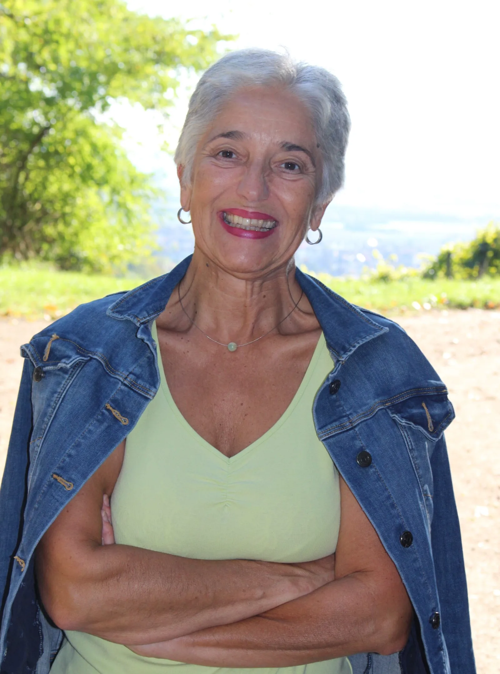 Chronisch gesund mit Vitalstoffpower – Videokurs über Vitalstoffe 18 Uschi Eichinger, Autorin von Chronisch gesund mit Vitalstoffpower, lächelt in die Kamera, trägt grünes Top und Jeansjacke, im