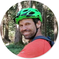 Alex Erhardt mit grünem Fahrradhelm im Freien, Porträt-Ausschnitt