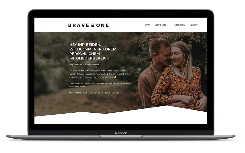Screenshot einer Membership-Seite mit BRAVE & ONE Header, Hero-Bild eines Paares, Willkommenstext und Navigation auf MacBook
