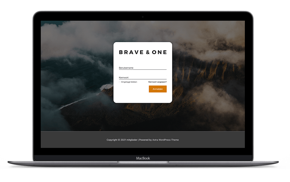 Screenshot einer Login-Seite mit BRAVE & ONE Branding, Berglandschaft im Hintergrund, Anmeldungsformular auf MacBook
