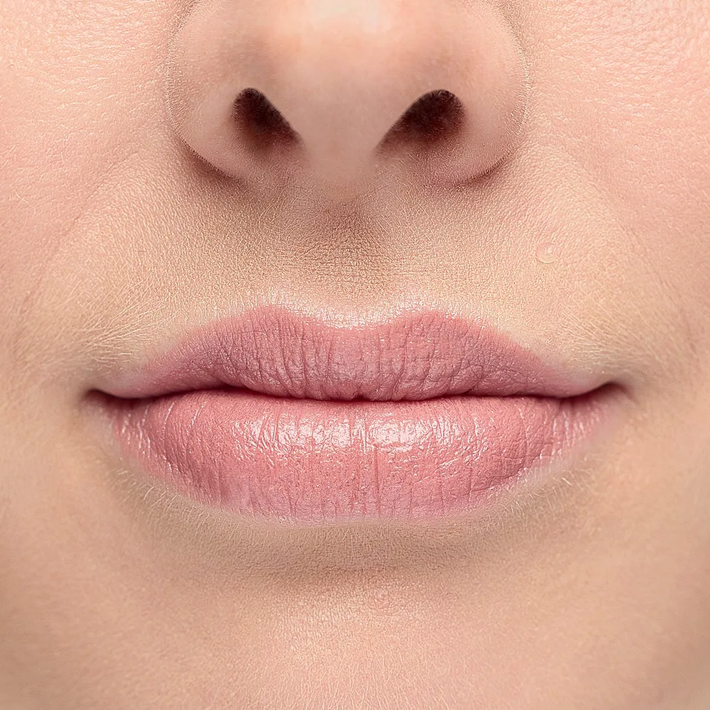 Schminkkurs für Anfänger:innen von COSLINE Cosmetics GmbH 11 Nahaufnahme von Lippen mit COSLINE Lippenstift Toffee 412 in Braun-Rosa
