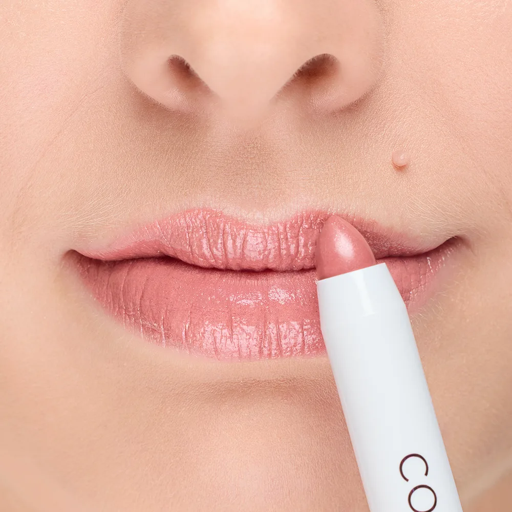 Schminkkurs für Anfänger:innen von COSLINE Cosmetics GmbH 12 Nahaufnahme von Lippen mit COSLINE Lippenstift Cinnamon Rose 411 in Terrakotta-Rosa