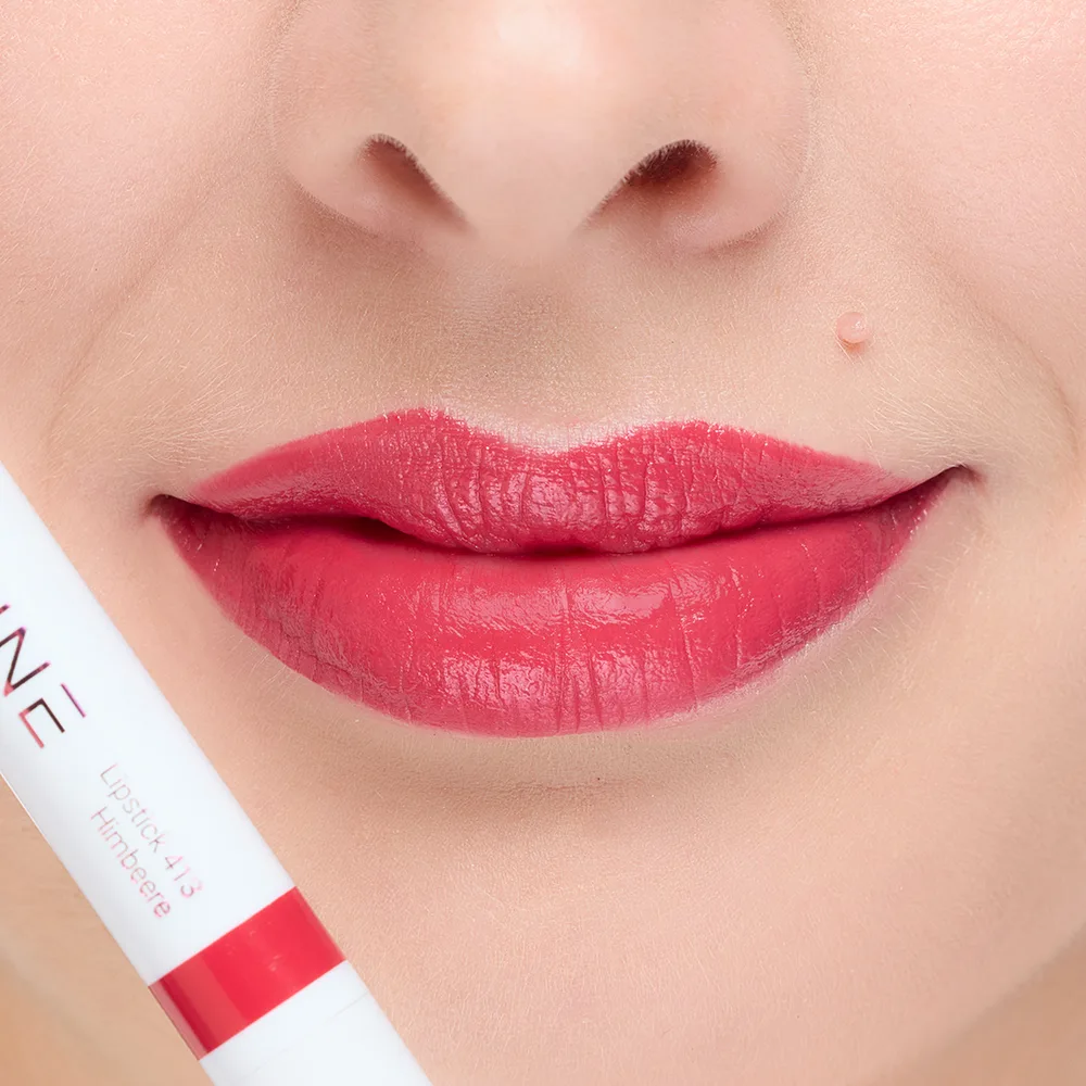 Schminkkurs für Anfänger:innen von COSLINE Cosmetics GmbH 3 Nahaufnahme von Lippen mit COSLINE Lippenstift Himbeere 413 in Rot