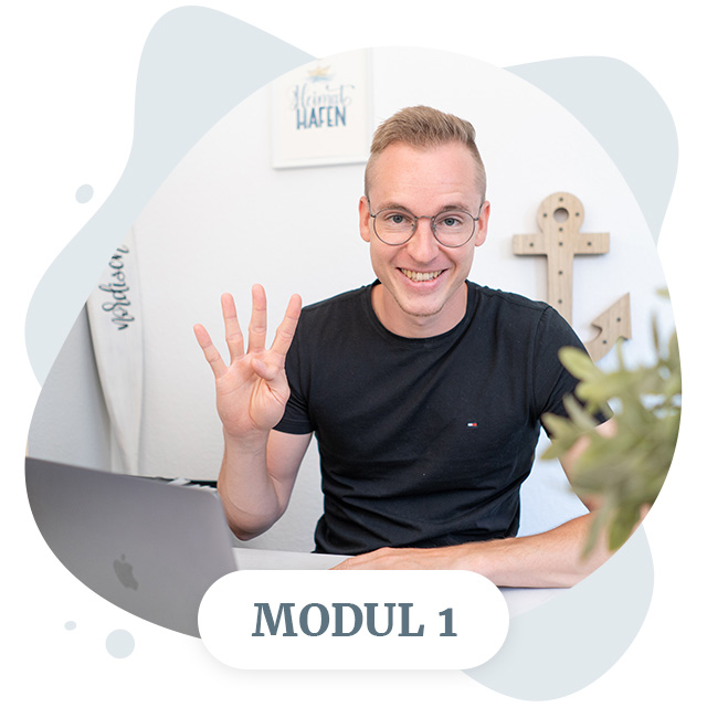 Timo Ostrich mit Vier-Finger-Geste vor blauem abstraktem Hintergrund, Modul-1-Label