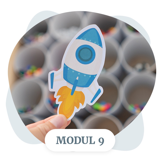 Modul 9 Icon mit blau-weißer Rakete und gelbem Feuer auf grauem Hintergrund