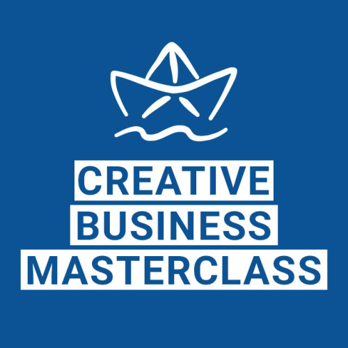 Creative Business Masterclass Logo mit weißem Papierschiff auf blauem Hintergrund