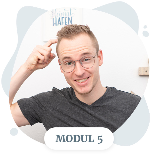 Timo Ostrich kratzt sich am Kopf mit nachdenklichem Ausdruck, Modul-5-Label