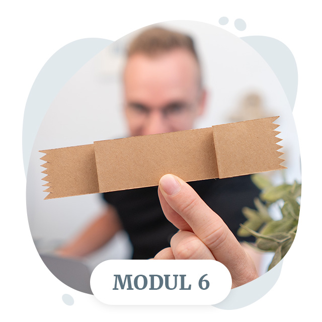 Hand hält braunes Klebeband-Band vor unscharfem Hintergrund mit Person, Modul-6-Label