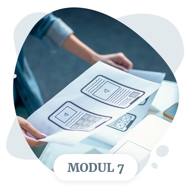 Hände halten Wireframe-Skizzen für Website-Design, Modul-7-Label