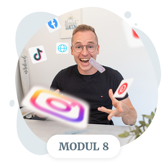 Timo Ostrich mit aufgeregtem Ausdruck jongliert Social-Media-Icons (Instagram, TikTok, Globe), Modul-8-Label