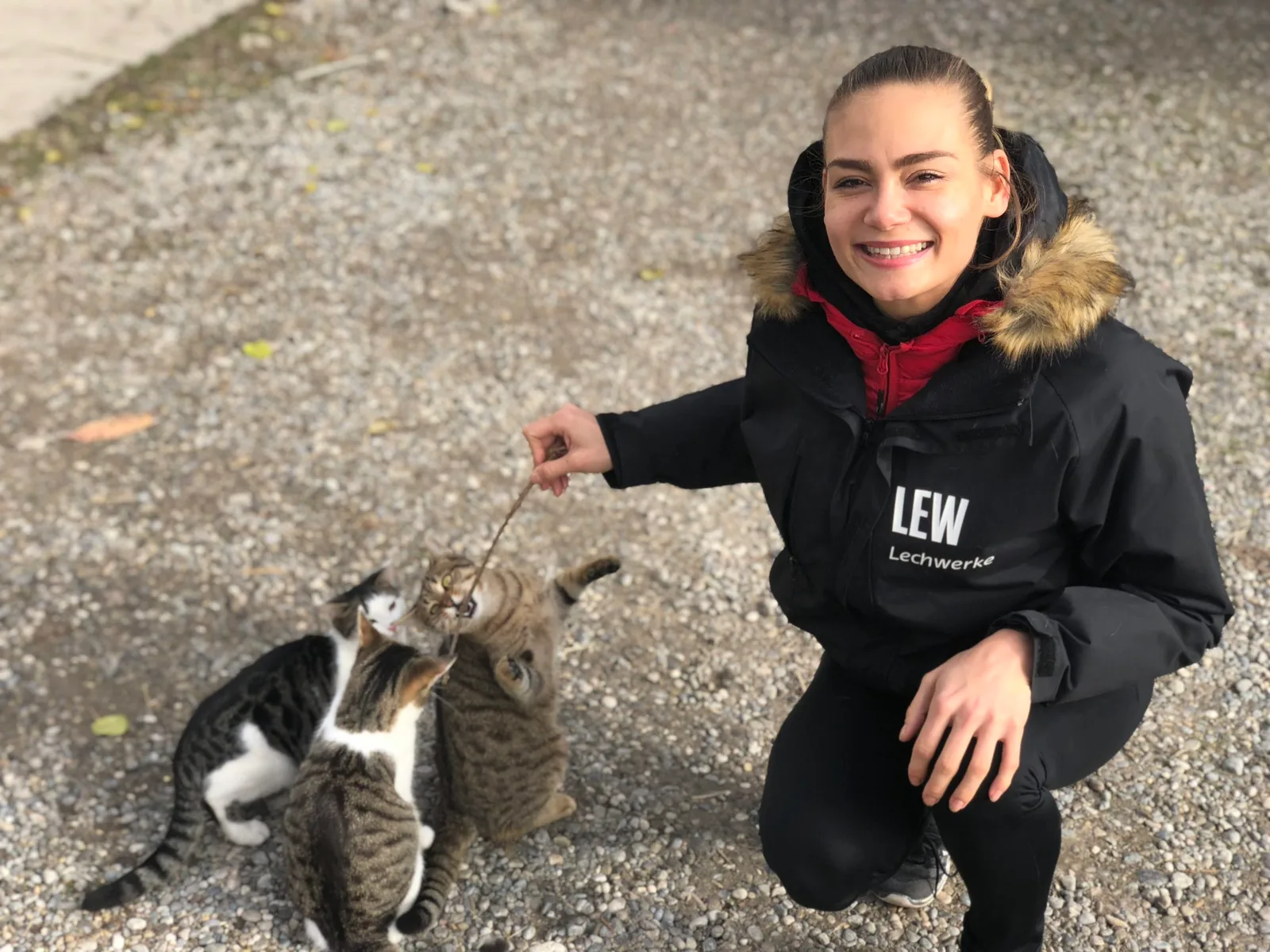 Sabrina Nennemann in LEW-Jacke mit Katze auf Straße, Door-to-Door Kickstarter Produktabbildung