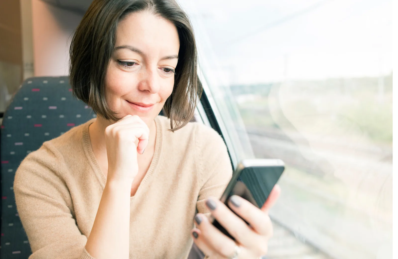 Mutter mit Smartphone, Digital-Literacy in Pubertät