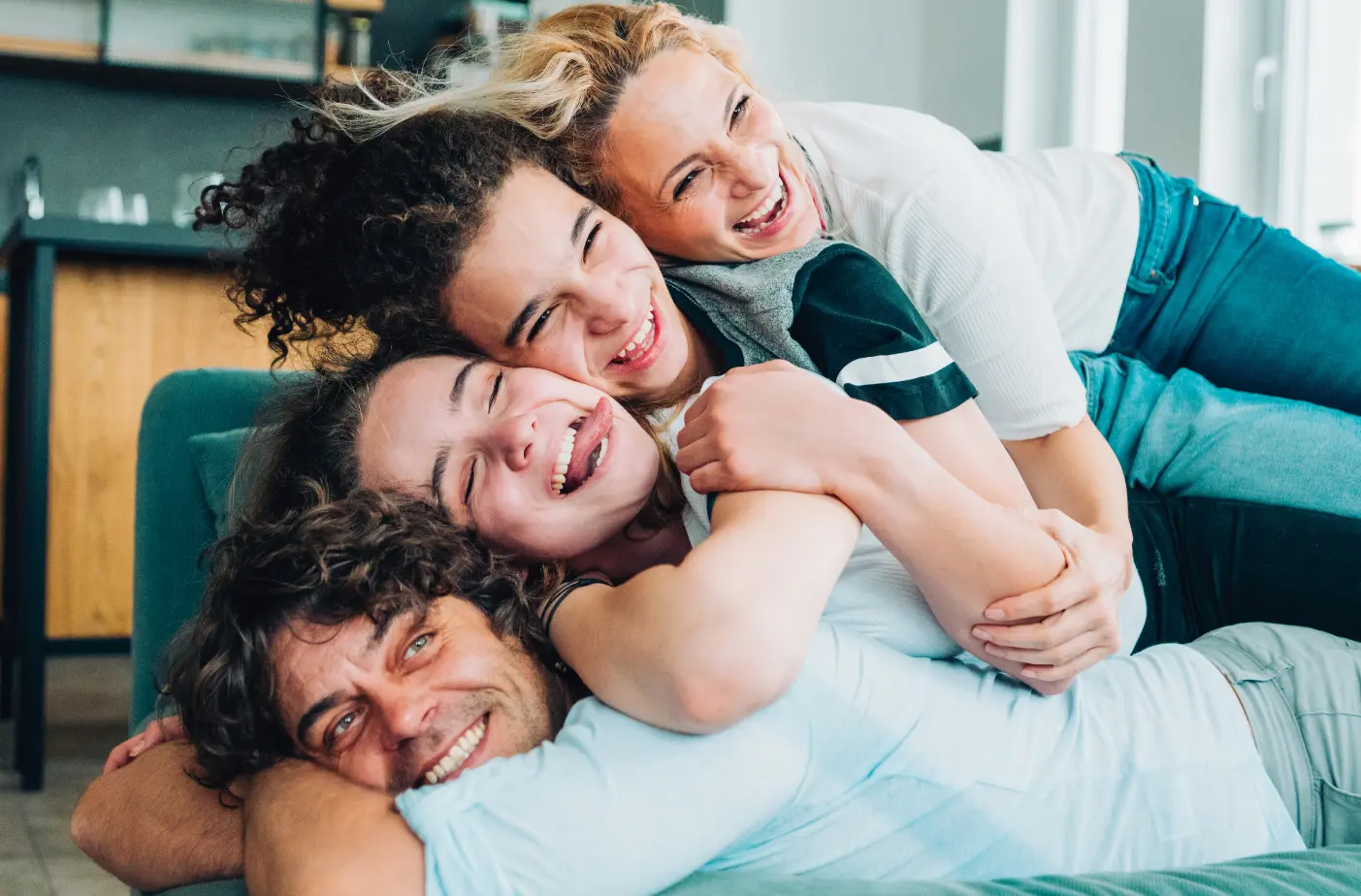 Glückliche Familie mit Eltern und Kindern lächelnd