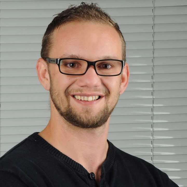 Das 1x1 des Online Business – Videokurs zu Affiliate Marketing 3 Porträt von Brian Klarten, Autor des Online Business Kurses, mit Brille und schwarzem Shirt